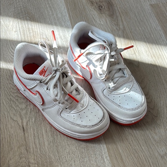 Nike Air Force 1 Kids White and Red Shoes - Picture 1 of 6